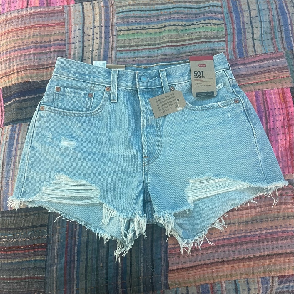 LEVI’S Light Wash Denim Shorts (NWT)